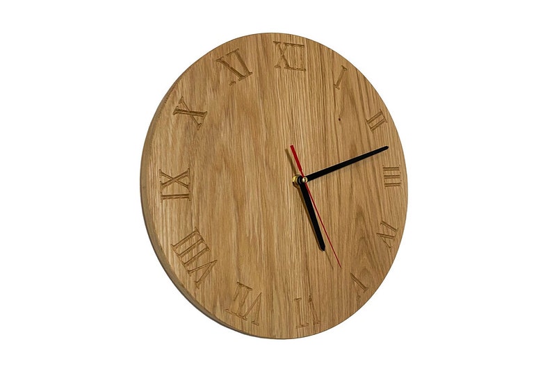 Wanduhr Eiche modern römisches Zifferblatt 30 cm Holz Uhr Deko Wand zeitgenössisch minimalistisch Wohnzimmer Büro Küche Design elegant Style Bild 1
