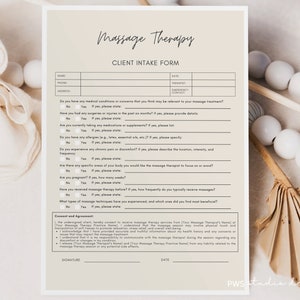Könnte beinhalten: Ein beiger Aufnahmebogen für Massagetherapie. Das Formular enthält Fragen zu medizinischen Bedingungen, Allergien und früheren Massageerfahrungen. Es enthält auch einen Abschnitt mit Zustimmung und Vereinbarung, den der Kunde unterschreiben muss.