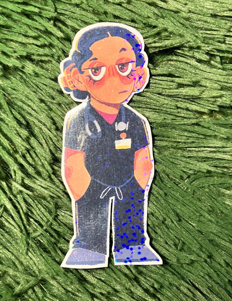 K&ouml;nnte beinhalten: Ein Aufkleber mit einer Cartoon-Illustration eines Angeh&ouml;rigen der Gesundheitsberufe in dunkelblauer Arbeitskleidung mit einem Stethoskop. Der Aufkleber hat einen holografischen Effekt mit blauen Glitzerakzenten. Die Figur hat einen ernsten Gesichtsausdruck.