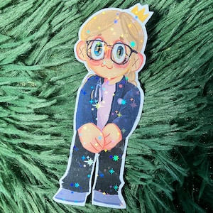 K&ouml;nnte beinhalten: Ein Aufkleber mit einer Cartoon-Illustration einer Person mit Brille, Stethoskop und Krone. Die Person tr&auml;gt eine marineblaue Jacke, ein rosa Hemd und eine schwarze Hose. Der Aufkleber hat holografische Sternakzente und einen gr&uuml;nen Hintergrund.