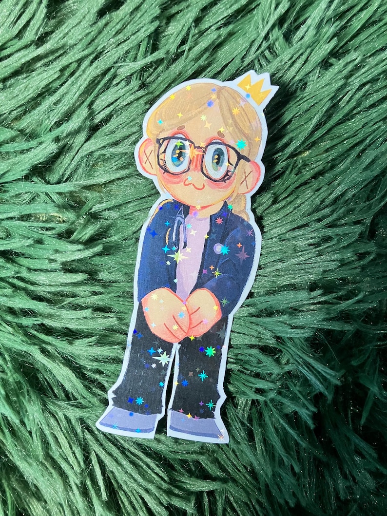 K&ouml;nnte beinhalten: Ein Aufkleber mit einer Cartoon-Illustration einer Person mit Brille, Stethoskop und Krone. Die Person tr&auml;gt eine marineblaue Jacke, ein rosa Hemd und eine schwarze Hose. Der Aufkleber hat holografische Sternakzente und einen gr&uuml;nen Hintergrund.