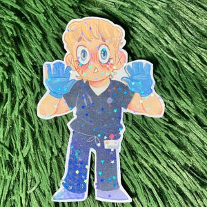 K&ouml;nnte beinhalten: Ein Aufkleber mit einer Cartoon-Illustration eines medizinischen Fachangestellten in blauer Arbeitskleidung. Die Figur hat helle Haut, blondes Haar und blaue Handschuhe. Die Arbeitskleidung ist mit blauen und goldenen Sternen verziert. Die Figur hat einen &uuml;berraschten Gesichtsausdruck.
