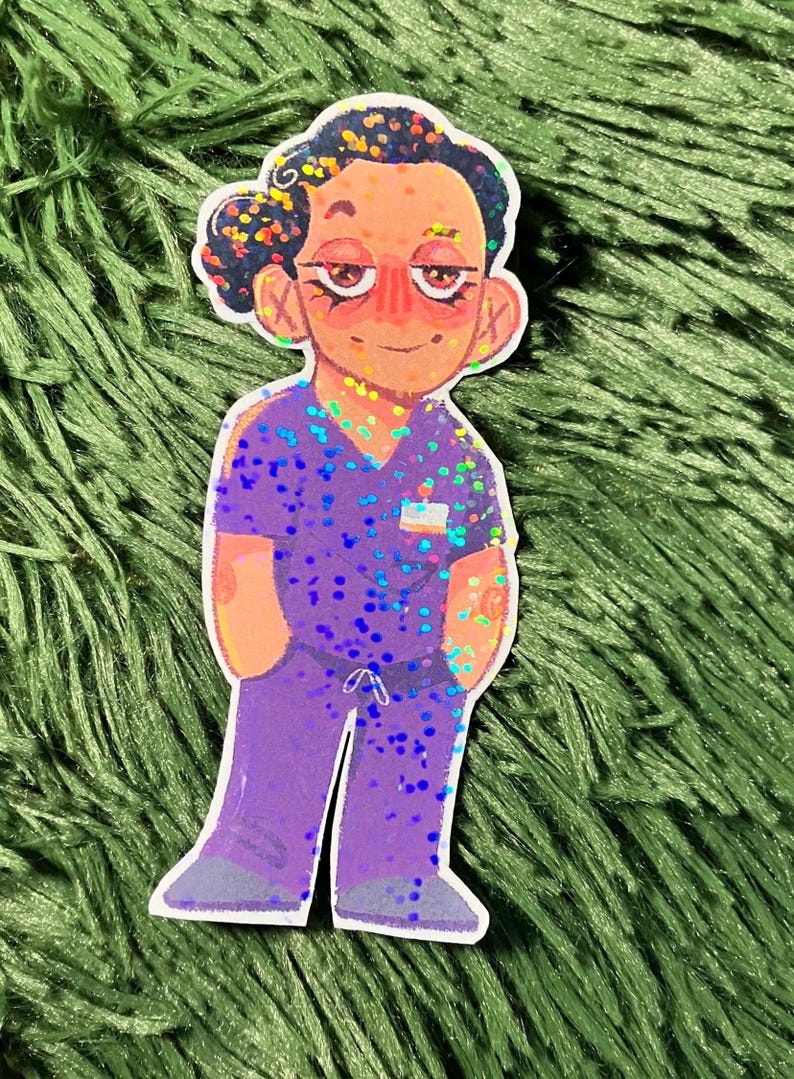 K&ouml;nnte beinhalten: Ein Aufkleber mit einer Cartoon-Illustration einer Person in lila Arbeitskleidung. Die Figur hat dunkles Haar mit bunten Glitzerakzenten, rosigen Wangen und einem kleinen Namensschild. Die Arbeitskleidung ist mit schillerndem Glitzer bedeckt.