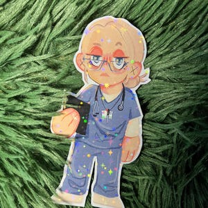 K&ouml;nnte beinhalten: Ein Aufkleber mit einer Cartoon-Illustration eines medizinischen Fachangestellten in blauer Arbeitskleidung, der eine Brille und ein Stethoskop tr&auml;gt. Der Aufkleber hat ein holografisches Finish mit sternf&ouml;rmigen Akzenten. Die Figur h&auml;lt einen Klemmbrett und einen K&uuml;rbis.