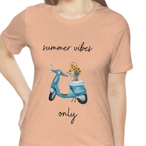 サマーバイブスオンリーシャツ、サマーシャツ、夏休みギフト、ファミリーバケーションシャツ、かわいいサマーTシャツ、ロードトリップTシャツ、スクーターシャツ