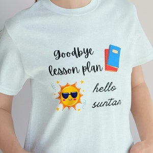 Żegnaj Plan lekcji Cześć Koszulka z opalenizną, Ostatni dzień szkoły, Prezent na koniec roku dla nauczyciela, Koszulka nauczyciela na koniec roku szkolnego, Koszulka zespołu nauczycielskiego