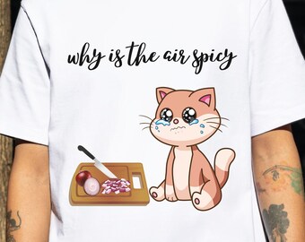 Puede incluir: Camiseta blanca con un gato de dibujos animados llorando junto a una tabla de cortar con cebollas y un cuchillo. El texto "why is the air spicy" está impreso en la camiseta.