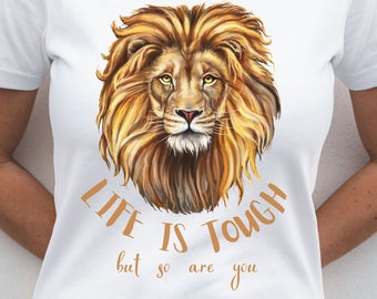 Op de afbeelding: Wit T-shirt met een leeuwenkop-afbeelding en de tekst "Life is tough but so are you".