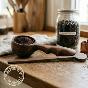 Puede incluir: Un juego de tres tazas de cerámica con un acabado mate moteado. Las tazas son en tonos crema, gris claro y gris oscuro. Cada taza tiene un diseño simple y minimalista y un asa redondeada.