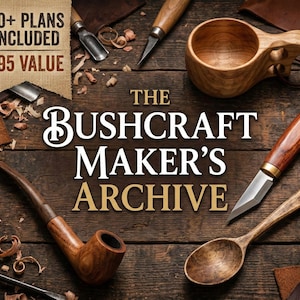 Puede incluir: Una cuchara de madera, un cuchillo, una pipa y una taza de madera tallada están dispuestas sobre una superficie de madera oscura. El texto "THE BUSHCRAFT MAKER'S ARCHIVE" se muestra en una fuente decorativa. La imagen también incluye el texto "20+ PLANS INCLUDED $95 VALUE".