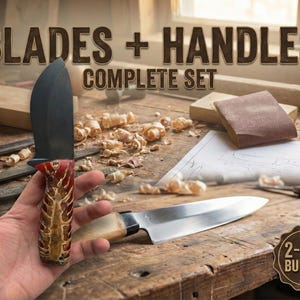 Pode incluir: Um conjunto completo de lâminas e cabos é exibido em uma bancada de madeira. A imagem apresenta uma faca de lâmina preta com cabo vermelho e dourado e uma faca de lâmina prateada com cabo de madeira. O texto "BLADES + HANDLES COMPLETE SET" é visível.