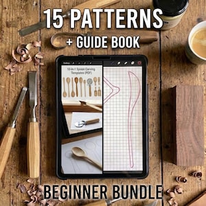 Peut inclure: Une table en bois présente des outils de sculpture de cuillères, une tablette avec des modèles de cuillères, une tasse de café et un bloc de bois. Le texte indique "15 PATTERNS + GUIDE BOOK" et "BEGINNER BUNDLE".