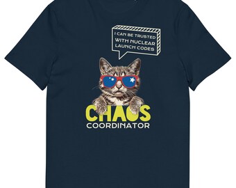 Könnte beinhalten: Marineblaues T-Shirt mit einer Katze, die eine Sonnenbrille mit patriotischem Design trägt. Das Shirt hat den Text "CHAOS COORDINATOR" in Gelb und Weiß und eine Sprechblase mit der Aufschrift "I CAN BE TRUSTED WITH NUCLEAR LAUNCH CODES."