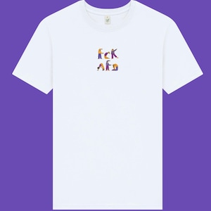 Könnte beinhalten: Ein weißes Kurzarm-T-Shirt mit einer kleinen Grafik auf der Brustmitte. Die Grafik besteht aus stilisierten Figuren, die die Buchstaben F, C, K, A, F und D bilden, wobei jede Figur in verschiedenen Yoga-Posen in Violett und Gelb dargestellt ist.