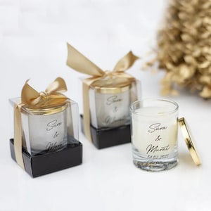 Candela in vetro personalizzata come regalo per gli invitati alle nozze.