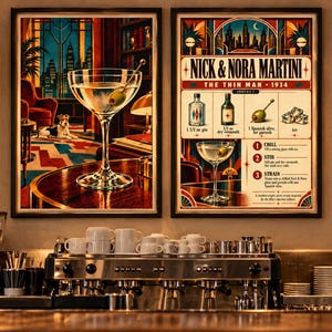 Könnte beinhalten: Zwei gerahmte Kunstdrucke an einer Wand. Der linke Druck zeigt ein Martiniglas mit Olive und einen Hund in einem Raum. Der rechte Druck enthält den Text Nick & Nora Martini, The Thin Man 1934, mit einem Cocktailrezept, Zutaten und Anweisungen.