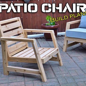 Op de afbeelding: Twee houten tuinstoelen met een lichte houtkleur. De stoelen hebben een latten rugleuning en zitting, en een brede armleuning. De stoel rechts heeft een lichtblauw kussen. De tekst "PATIO CHAIR BUILD PLANS" staat bovenaan de afbeelding.