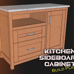 Könnte beinhalten: Ein Küchenschrank aus Holz mit einer hellen Holzoptik. Er hat zwei Schubladen und eine Schranktür mit einem Regal im Inneren. Der Schrank hat eine hellgraue Arbeitsplatte und silberne Griffe. Der Text "KITCHEN SIDEBOARD CABINET BUILD PLANS" ist unter dem Schrank gedruckt.