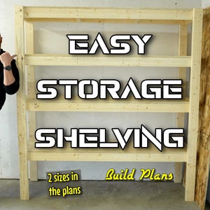 Puede incluir: Una estantería de almacenamiento de madera con tres estantes. El texto "EASY STORAGE SHELVING" se muestra en letras blancas grandes y en negrita. También son visibles las palabras "2 sizes in the plans" y "Build Plans". Una persona está de pie junto a la estantería.