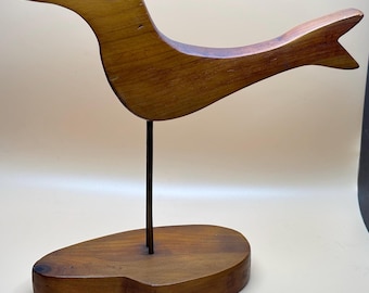 Uccello di legno - Cedro, fatto a mano, vintage (anni '70) - Ha 2 piccole aste metalliche per zampe. Ex progetto scolastico. Spedizione nazionale gratuita.