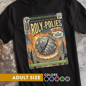 Może przedstawiać: Czarny t-shirt dla dorosłych z komiksowym wzorem. Grafika przedstawia gigantycznego stonogę atakującego miasto, z tekstem "Invasion of the Giant Roly-Polies". Koszulka wyświetla również tekst "KRA-THOOM! The Colossus Crashes!"
