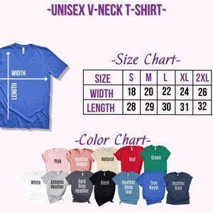 Puede incluir: Tabla de tallas para una camiseta de cuello en V unisex con medidas en pulgadas. La tabla muestra el ancho y la longitud de la camiseta en las tallas S, M, L, XL y 2XL. Una tabla de colores muestra los colores disponibles: rosa, morado jaspeado, natural, rojo, verde, blanco, jaspeado atl&eacute;tico, jaspeado gris oscuro, negro, azul petr&oacute;leo jaspeado, azul real y azul marino jaspeado.