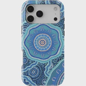 Puede incluir: Una funda de teléfono azul con un diseño de pintura de puntos aborigen. La funda presenta un patrón de círculos concéntricos y líneas punteadas en tonos de azul, verde azulado y blanco. La funda tiene un acabado brillante y un recorte para la cámara.
