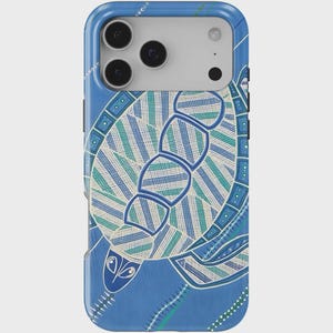 Puede incluir: Funda de teléfono azul con diseño de tortuga. El caparazón de la tortuga está detallado con patrones azules, turquesas y blancos. La funda tiene un acabado brillante y un recorte para la cámara.