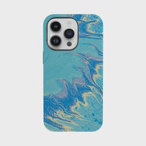 Puede incluir: Funda de teléfono inteligente con un diseño fluido y abstracto en tonos azules, turquesas y amarillos. La funda tiene un acabado brillante y un recorte para la cámara. El diseño se asemeja a un efecto de mármol o acuarela.