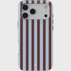 Puede incluir: Funda de teléfono inteligente con un patrón de rayas verticales en azul claro y granate. La funda tiene un recorte para la cámara con tres lentes y un flash. Un pequeño logotipo es visible en la esquina inferior derecha.