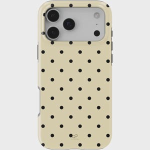 Puede incluir: Funda de teléfono con fondo crema y un patrón repetido de lunares negros. La funda tiene un acabado brillante y está diseñada para un teléfono inteligente con una cámara de triple lente.
