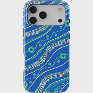 Puede incluir: Funda de teléfono azul con un diseño abstracto vibrante. La funda presenta un patrón de líneas onduladas, puntos y círculos en tonos de azul, verde y amarillo. Las lentes de la cámara del teléfono son visibles en la parte superior.