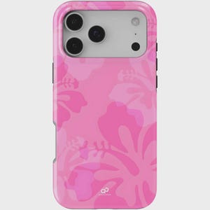 Puede incluir: Una funda de teléfono rosa con un estampado floral. La funda presenta un acabado brillante y un diseño de flores de hibisco superpuestas en tonos rosas. Las lentes de la cámara del teléfono son visibles en la parte superior.