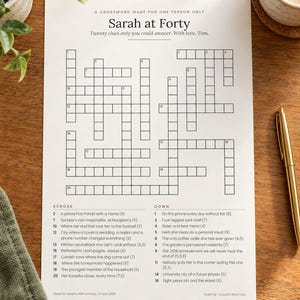 Puede incluir: Una hoja de papel blanca con un crucigrama titulado Sarah at Forty, con el subtítulo A crossword made for one person only y Twenty clues only you could answer. With love, Tom. La cuadrícula presenta casillas numeradas y una lista de pistas.