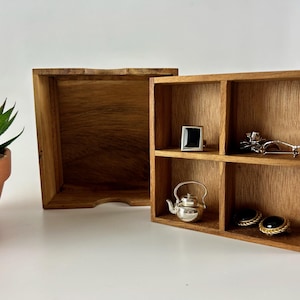 Présentoir et boîte de rangement en bois avec quatre compartiments pour bibelots ou présentoir à bijoux sur une étagère ou une table, 5 x 5 po. Décoration d'intérieur vintage