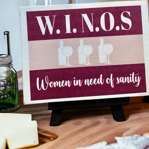 Winos... Mujeres que necesitan un letrero de bloque de madera de cordura para la decoración de bandejas escalonadas