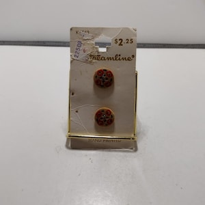 Par vintage de botões de madeira pintados à mão em um cartão