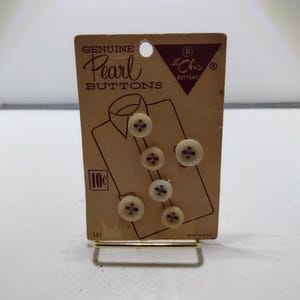Vintage Le Chic Pearl-knopen op een kaart