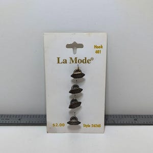 Cartão Vintage La Mode com pequenos botões de metal hexagonais