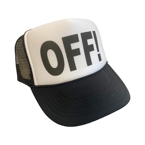 Puede incluir: Gorra de camionero blanca con una parte trasera de malla negra y la palabra "OFF!" impresa en negro en la parte delantera.