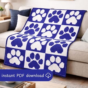 Puede incluir: Una manta de ganchillo azul y blanca con un patrón de huellas de patas está sobre un sofá. La manta presenta un diseño de cuadrícula con grandes huellas de patas blancas sobre un fondo azul. El texto "instant PDF download" es visible.