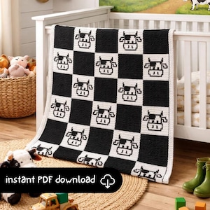Puede incluir: Una manta de bebé de ganchillo en blanco y negro con un patrón de vaca. La manta presenta un diseño de tablero de ajedrez con caras de vaca en cada cuadrado negro. El texto "instant PDF download" es visible en la parte inferior izquierda.