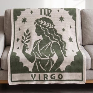Könnte beinhalten: Eine cremefarbene Decke mit einem grünen Jungfrau-Tierkreiszeichen-Design. Die Decke zeigt eine Silhouette einer Frau, die einen Zweig hält, umgeben von Sternen und Wolken. Das Wort "VIRGO" wird unten angezeigt.