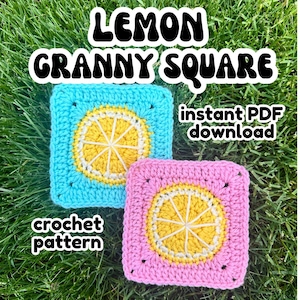Pode incluir: Dois quadrados de crochê granny com desenhos de fatias de limão. Um é azul claro, o outro rosa. Os limões são amarelos com detalhes brancos e amarelos. O texto diz "LEMON GRANNY SQUARE", "instant PDF download" e "crochet pattern".