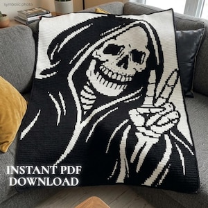 Könnte beinhalten: Schwarz-weiße Häkeldecke mit einem Sensenmann-Design. Der Sensenmann zeigt das Friedenszeichen. Die Decke liegt auf einem grauen Sofa. Der Text auf der Decke lautet "INSTANT PDF DOWNLOAD".