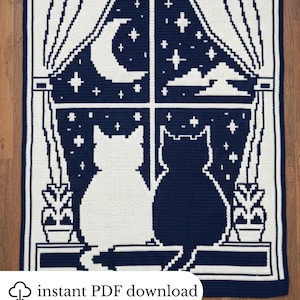 以下が含まれることがあります： 窓辺に2匹の猫のシルエットが描かれた夜のシーンの、かぎ針編みのブランケット。 三日月、星、カーテンのデザインで、「instant PDF download」の文字が入っています。 配色はネイビーブルーと白です。
