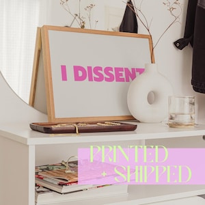 I Dissent プリントポスター - 大きな印刷可能なアート - 面白い室内装飾 - プレッピーなピンクの美学 - フェミニストアート - トレンディなアパートの寮の装飾