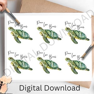 Puede incluir: Una tarjeta blanca con seis ilustraciones de acuarela de tortugas marinas. Cada tortuga tiene el texto "Peace Love Beach". Las palabras "Digital Download" están en la parte inferior. La imagen es de estilo acuarela.
