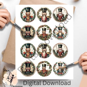 Puede incluir: Una hoja de pegatinas de descarga digital con ilustraciones de soldados cascanueces. Cada soldado está representado en un marco circular con una corona festiva. Los cascanueces visten uniformes rojos, negros y dorados.