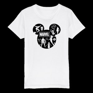 Peut inclure: T-shirt blanc avec une silhouette noire de Mickey Mouse repr&eacute;sentant divers personnages Marvel, dont Spider-Man, Iron Man, Captain America et Thor. Le mot "MARVEL" est imprim&eacute; &agrave; l'int&eacute;rieur de la silhouette.